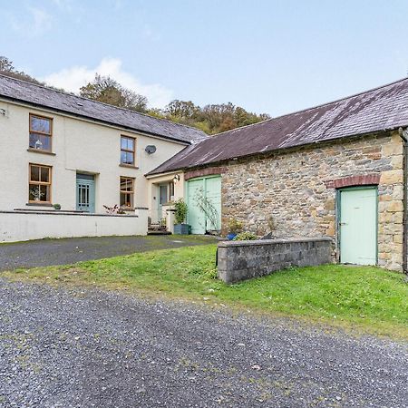 Pwll Farmhouse Llanllawdog Eksteriør billede