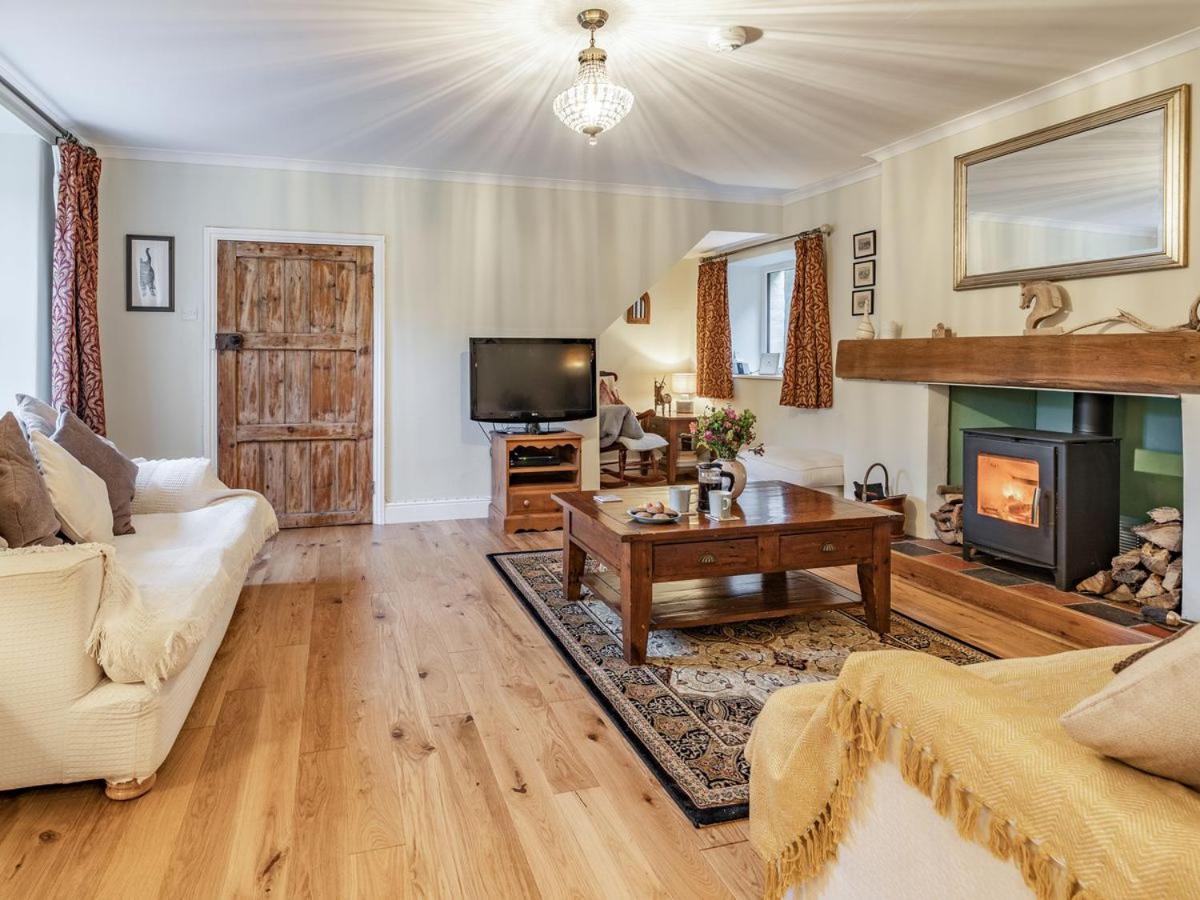Pwll Farmhouse Llanllawdog Eksteriør billede
