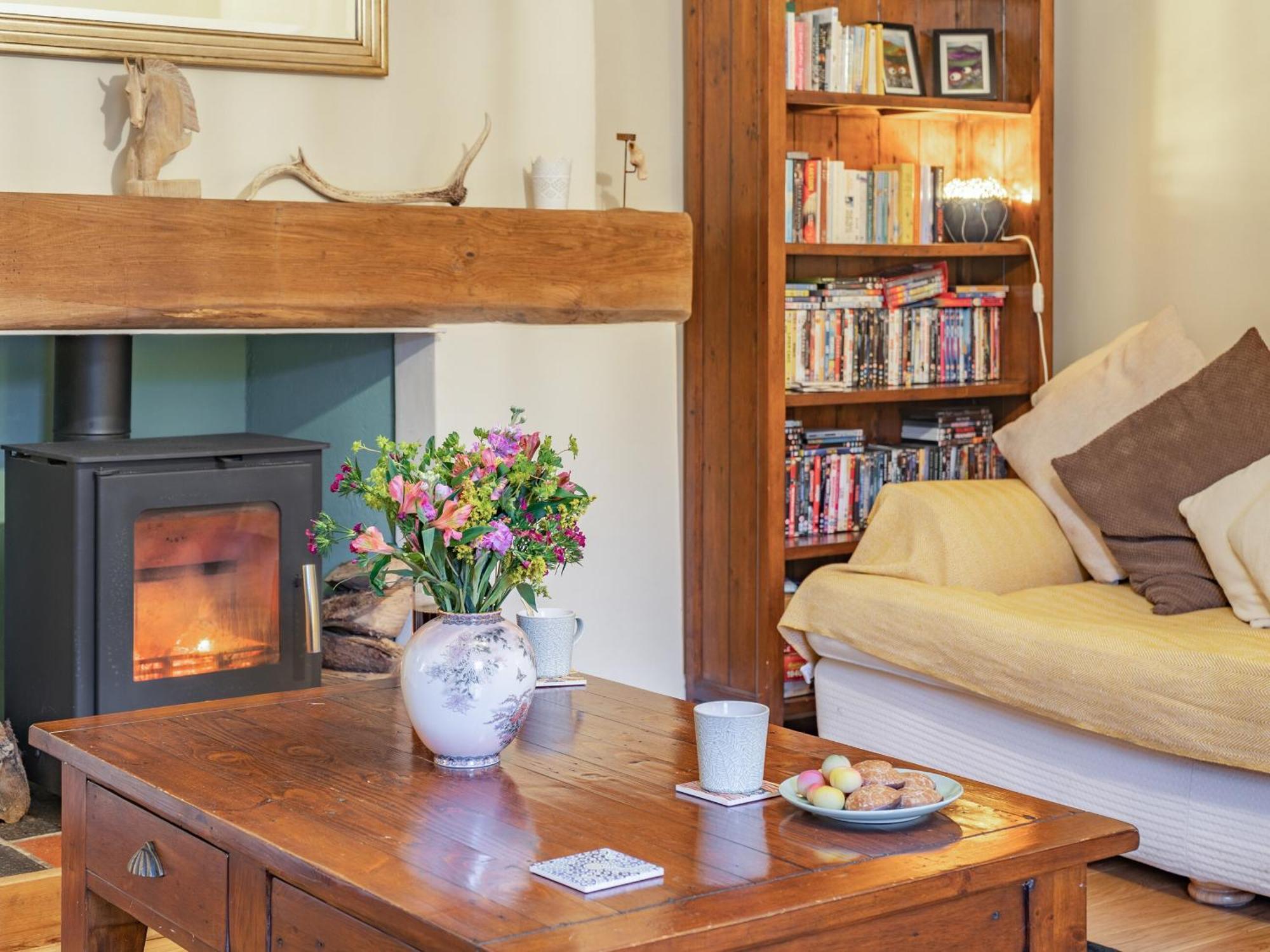 Pwll Farmhouse Llanllawdog Eksteriør billede