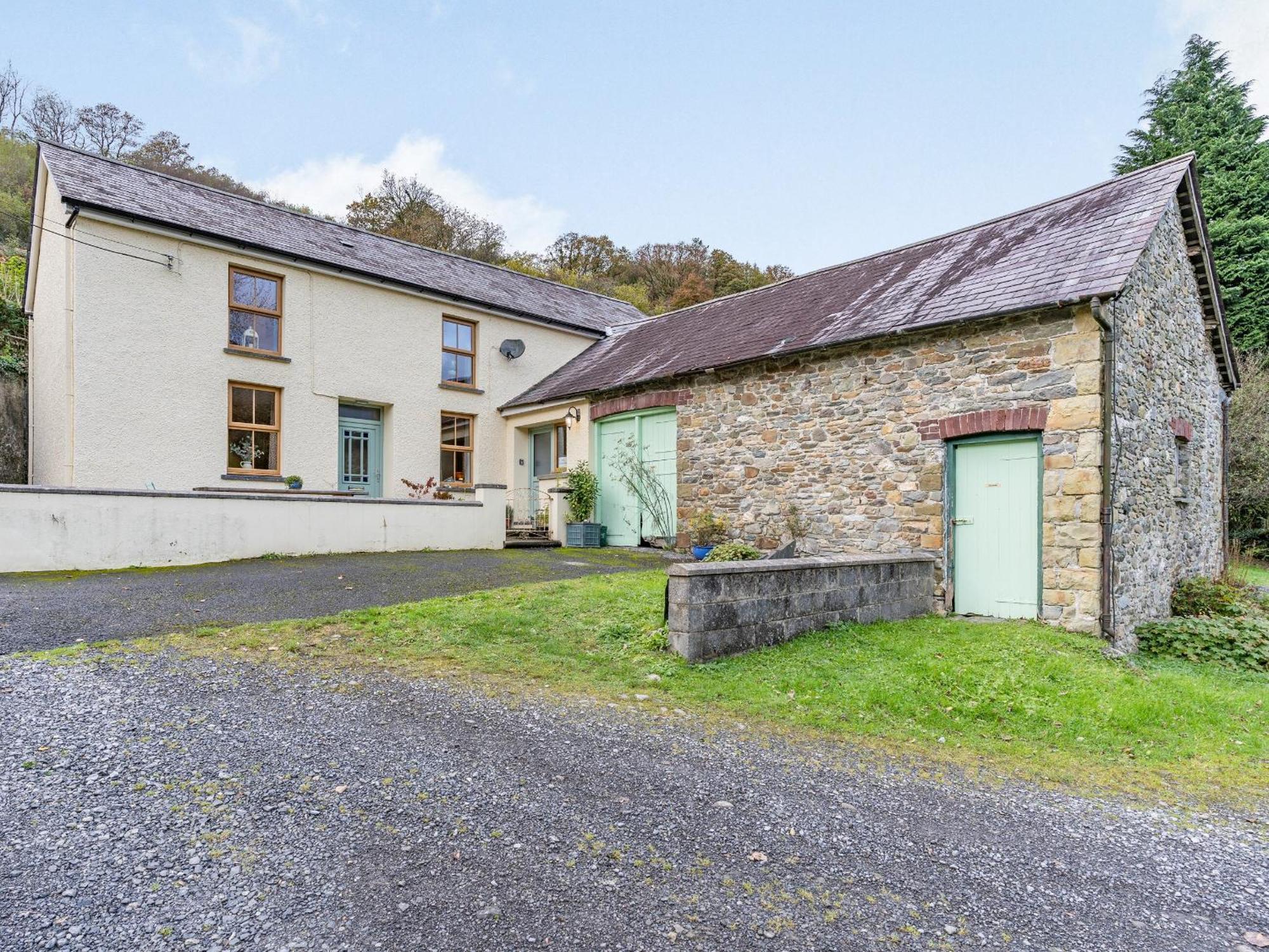 Pwll Farmhouse Llanllawdog Eksteriør billede