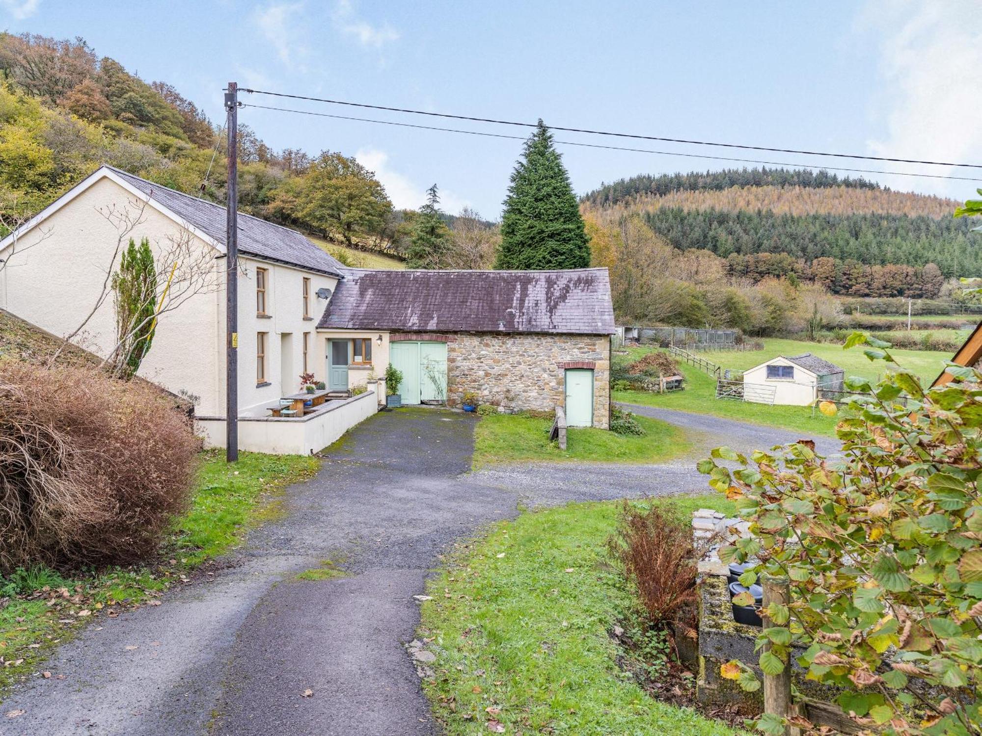 Pwll Farmhouse Llanllawdog Eksteriør billede